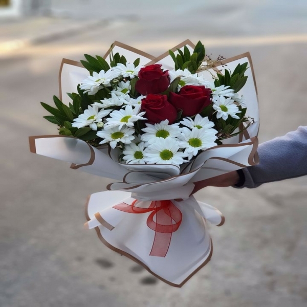 Marmaris Çiçek - 3 Gül ve Beyaz Papatya Buketi