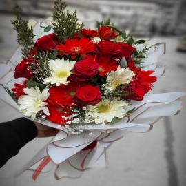  Marmaris Çiçek Siparişi Kırmızı beyaz mutluluk buketi