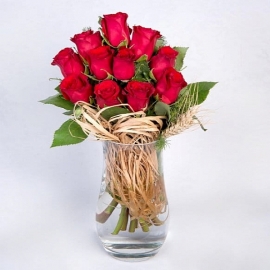 Marmaris Çiçek Silindir vazoda kırmızı güller.